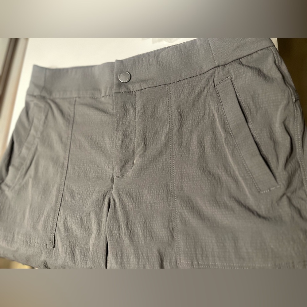 GW 2025 Athleta Sz 4 Women’s Lightweight Shorts w/front & back pockets - Picture 11 of 12